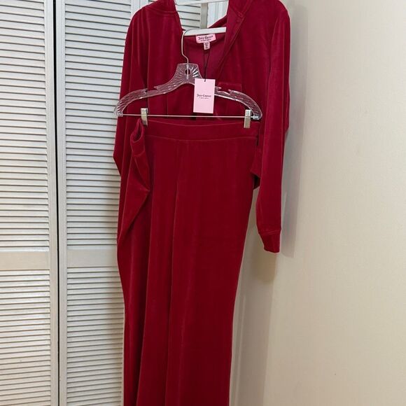 Juicy Couture Cherry Velour Set - Picture 7 of 7
